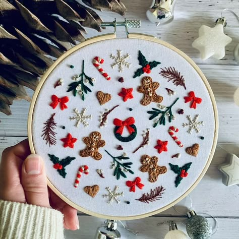 Small Embroidery Designs, Festive Embroidery, Diy Beginner, Gingerbread Diy, Wooden Embroidery, Beginner Crafts, Christmas Embroidery Patterns, Diy Embroidery Kit, Wooden Embroidery Hoops