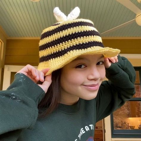 Crochet Bucket Hat Ideas, Frog Hats, Bucket Hat Ideas, Crochet Bumble Bee, Yarn Projects Crochet, Bee Hat, Knitting Board, Silly Hats, Bucket Hat Summer