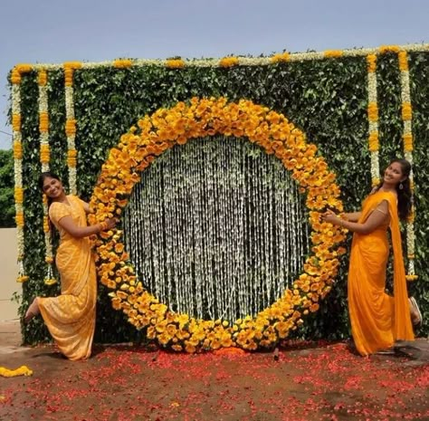 Circle Ganpati Decoration, Wedding Home Decoration Indian Exterior, Haldi Ceremony Decorations Indoor, Mehendi Background, Simple Haldi Decoration At Home, Haldi Decoration At Home, Haldi Ceremony Decorations At Home, Haldi Decoration Ideas At Home, Haldi Function Decoration