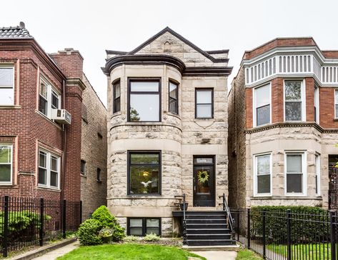 Classic 2 flat greystone apartment building in the Lakeview neighborhood of Chicago with black door and fern wreath | Domu Chicago Apartments Chicago House Exterior, Chicago Apartment Exterior, Chicago Greystone, Chicago Brownstone, Old Apartment Building, Chicago Apartments, Brownstone Homes, Fern Wreath, Chicago Homes