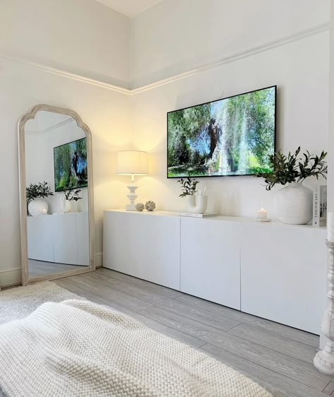 Tv Bench Decor, White Sideboard Decor, Tv Bench Ideas, Besta Tv Bench, White And Beige Aesthetic, Calm Evening, House In The Countryside, Concrete Vase, Deco Room