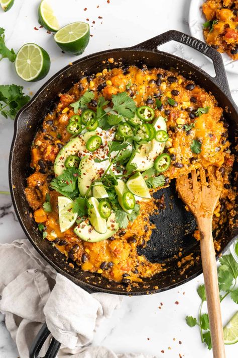 This easy Cheesy Quinoa Enchilada Skillet recipe makes an effortless plant-based dinner that’s packed with protein and Tex-Mex flavours! It’s perfect for meal prep, too!rn Quinoa Enchilada, Cheesy Quinoa, Jessica In The Kitchen, Easy Chicken Enchilada Casserole, Enchilada Skillet, Cheesy Chicken Enchiladas, Skillet Dishes, Vegan Quinoa, Chicken Enchilada Casserole