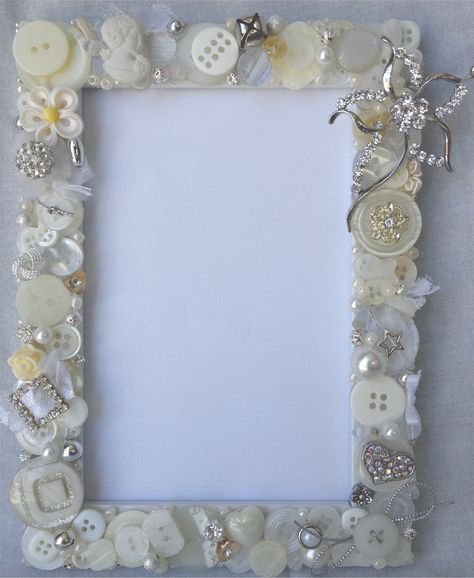 Button&Bling photo frame...handmade by www.facebook.com/Shanouki Button Picture Frames, Lisa Christmas, Buttons Crafts Diy, Handmade Photo Frames, Button Frames, Button Bouquet, Christian Crafts, Magazine Collage, Vintage Jewelry Crafts