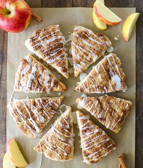 Apple Cinnamon Scones - My Family Loves These So Much! Apple Cinnamon Scones, Peach Scones, Apple Scones, Cinnamon Scones, Scones Recipe Easy, Homemade Scones, Scones Easy, Savoury Biscuits, Scones Ingredients