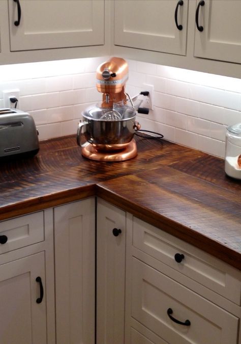 barn wood counter top Wooden Counter Tops, Woodland Kitchen, Diy Wood Countertops, Kitchen Countertop Decor, Kitchen Countertop Options, Outdoor Kitchen Countertops, Countertop Decor, Wooden Counter, Wood Kitchen Cabinets