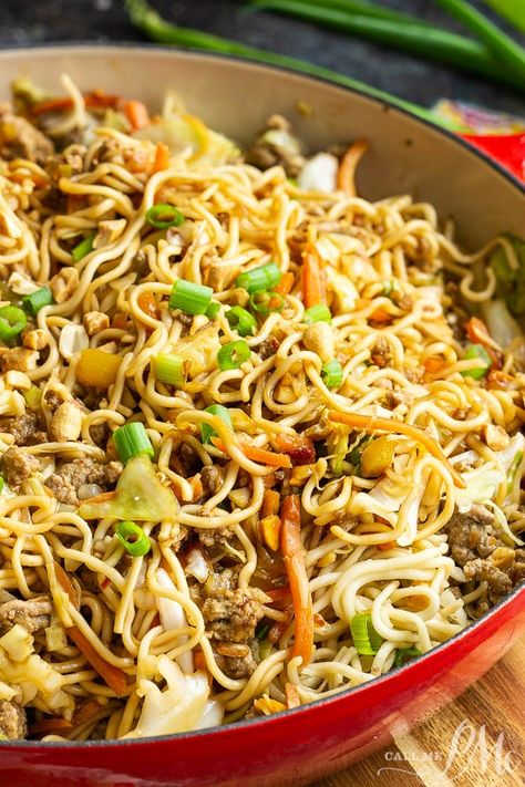 Sriracha Ramen, Ramen Noodle Recipe, Green Onions Recipes, Budget Snacks, Fried Noodles Recipe, Crunchy Vegetables, Recipes Potato, Noodles Recipes, Super Easy Dinner