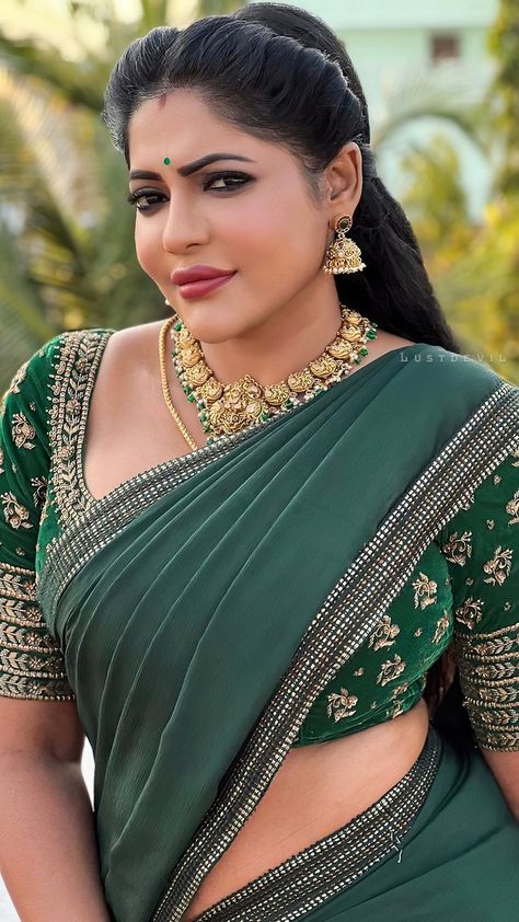 Reshma Pasupuleti, Actress Hairstyles, Beautiful Dresses For Women, Hottie Women, Beautiful Women Over 40, Beautiful Smile Women, Indian Beauty Saree, Desi Beauty, Beauty Women