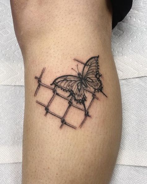 Knee Chain Tattoo, Chain Link Tattoo Traditional, Knee Tattoos Barbed Wire, Traditional Chain Link Tattoo, Fence Design Tattoo, Chain Fence Tattoo, Fence Tattoo Design, Butterfly With Barbed Wire Tattoo, Chain Link Tattoo