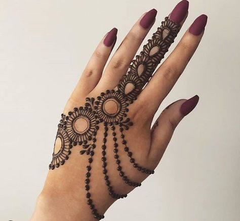 Finger Mehndi Style, Latest Finger Mehndi Designs, Traditional Henna Designs, Finger Mehendi Designs, Tattoo Design For Hand, Khafif Mehndi Design, Simple Mehndi Design, Henna Tattoo Hand, Modern Mehndi Designs