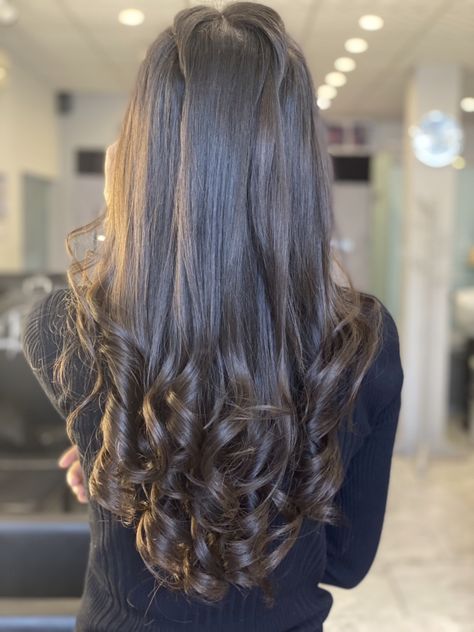 Straight Hair Curled Inwards, Soft Curls Black Hair, Straight Hair With Curls At The End, Curled Ends Hair, Victoria Beckham Short Hair, Black Hair Curls, Curling Straight Hair, Blow Dry Hair, Birthday Hair