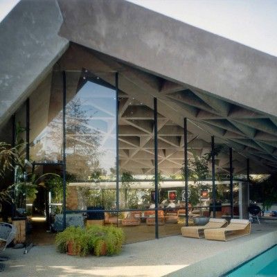 Sheats goldstein john lautner los angeles concrete mid century modern house Sheats Goldstein House, Goldstein House, Goldstein Residence, Googie Architecture, Beachfront Villa, John Lautner, Jungle House, Retro Interior Design, Mcm House