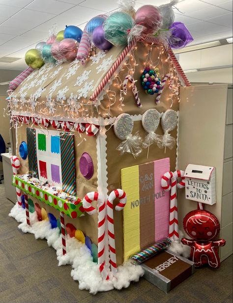 Office Cubicle Gingerbread House, Office Gingerbread House Cubicle Diy, Gingerbread House Work Cubicle, Gingerbread Cubical Decorations, Gingerbread Cubicle Decorations, Ginger Bread House Office Decor, Gingerbread Office Decorating Ideas, Christmas Theme Cubicle Ideas, Gingerbread Christmas Office Decor