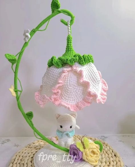 IG:fpre_tty Crochet Flower Lamp, Crochet Inspiration Ideas, Lamp Crochet, Advanced Crochet Stitches, Crochet Lamp, Cat Beautiful, Flower Cute, Advanced Crochet, Crochet Fairy