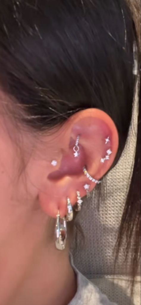 Piercings Ear Ideas Unique, Different Cartilage Piercings, How To Style Ear Piercings, Cartlidge Earring Idea, Cartlidge Earring Ideas, Piercings Ear Silver, Peircings Women Ear, Peircings Earring Ideas, Floating Helix Piercing