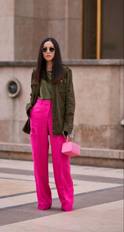 Fusia Blouse Outfit, Pantalon Rosa Outfit, Outfit Pantalon Rosa, Pink Trousers Outfit, Olive Green Outfit, Pink Pants Outfit, Olive Clothing, Look Boho Chic, Colour Combinations Fashion