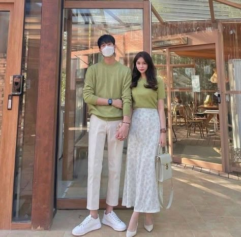 Modest Couple Outfits, Couple Outfit Ideas Casual, Couple Outfit Ideas Matching, Summer Couple Outfits, Wedding Couple Outfits, Matching Outfits For Couples Casual, Matchy Outfit Couple, Couple Outfits Korean, Couple Fall Outfits