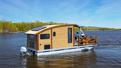 This is a custom tiny house boat built by a woodworker. The couple from Exploring Alternatives convinced him to let them do a tour of it to share with you! Small House Boat, Diy Pontoon, Houseboat Plans, Tiny House Boat, Tiny Houseboat, Small Houseboats, Trailerable Houseboats, Pontoon Ideas, Pontoon Houseboat