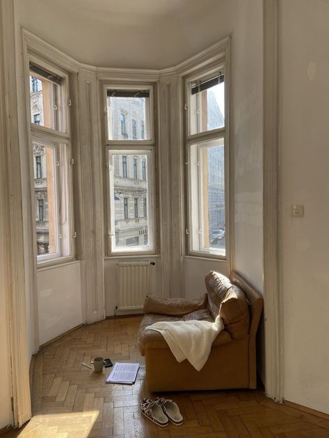 Paris Aesthetic Fashion, New York Morning, In Paris Aesthetic, Apartment New York, Studying Fashion, Fashion French, Paris Aesthetic, Apartment Aesthetic, Living In Paris