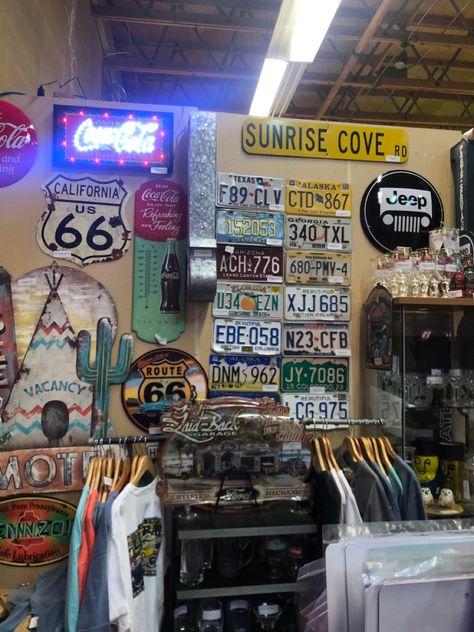 Cool Garage Ideas Man Cave Stuff, Auto Shop Ideas, 50s Garage, Vintage Garage Ideas, Obx Life, Car Shed, Diy Wood Pallet Projects, Car Man Cave, Vintage Garage