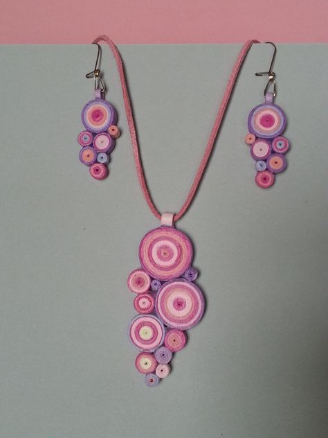 Quilling pendant set Quilling Necklace Pendants, Paper Quilling Jewelry Set, Quilling Jewelry Ideas, Quilling Necklace, Paper Quilling Earrings, Paper Quilling Jewelry, Paper Beads Necklace, Desain Quilling, Quilling Earrings