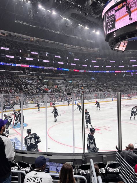 America Aesthetic, La Kings Hockey, Kings Hockey, King Outfit, Twenty Twenty, Hockey Game, Kings Game, Cali Girl, Hockey Games