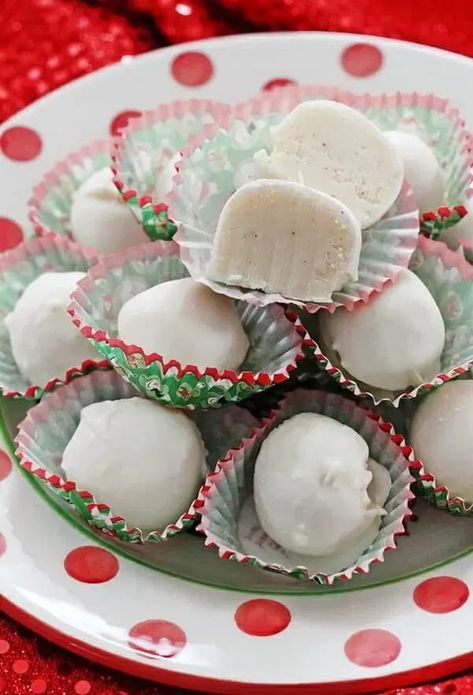 Eggnog Truffles, Candy Crackers, Elegant Cake Pops, Holiday Food Gifts, Creamy Eggnog, Christmas Holiday Recipes, Candy Creations, Cookies Party, Elegant Cake