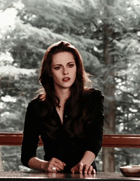 Bella Cullen Bella Cullen Vampire, Vampire Bella, Bella Swan Vampire, Kristen Stewart Twilight, Twilight Outfits, Twilight Saga Series, Bella Cullen, Twilight Breaking Dawn, Twilight Edward