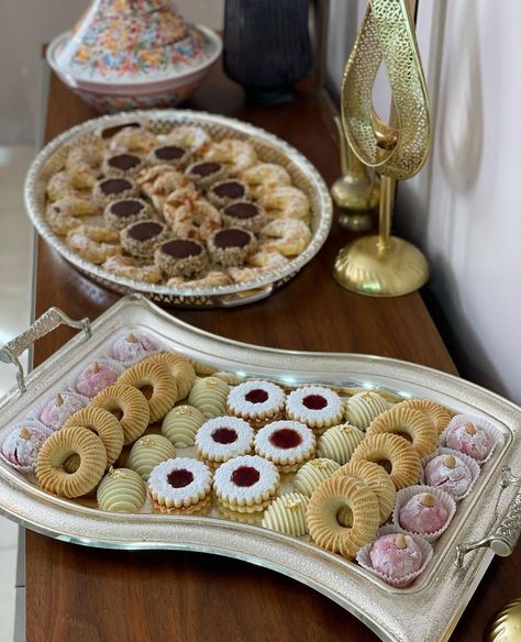 Eid Sweets Table, Algerian Cookies, Eid Vibes, Algerian Sweets, Eid Sweets, Algerian Food, Arab Countries, Traditional Sweets, Eid Food