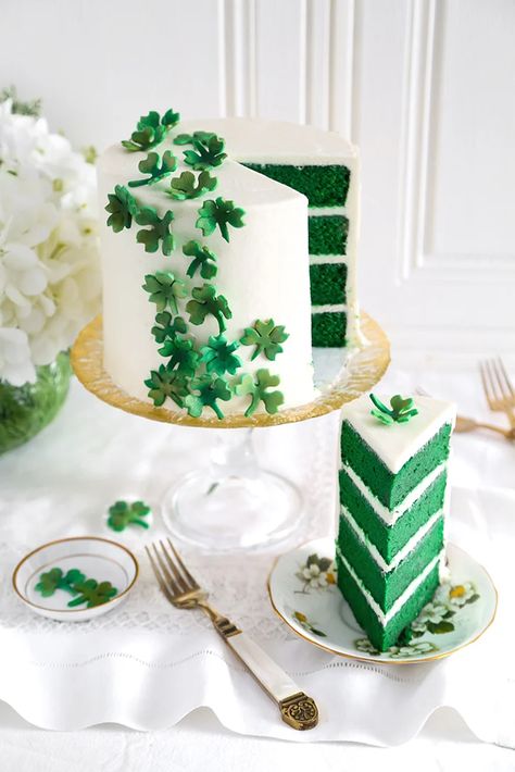 Green Velvet Cake, St Patricks Day Cakes, Green Birthday Cakes, Velvet Cake Recipes, Gold Sprinkles, Green Cake, How To Make Cupcakes, Saint Patties, Green Food Coloring