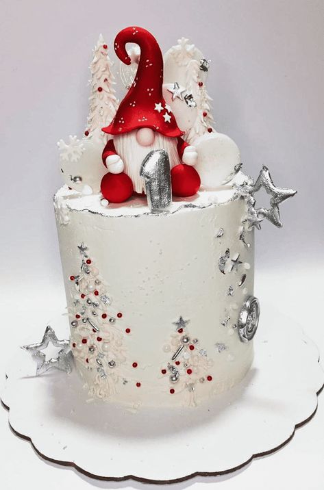 Gnome Christmas Cake, Gonk Christmas Cake, Christmas Cake Designs Awesome, Gnome Cake Ideas, Xmas Cake Ideas, Gnome Birthday Cake, Buttercream Christmas Cake, Gnome Cakes, Gnome Cake