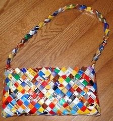 Whoaaa! This is awesome!!!!!! I feel like you can try this with any kind of material too Candy Wrapper Purse, Recycled Purse, Diy Purse Organizer, Paper Purse, Purse Tutorial, Magazine Crafts, How To Make Purses, Potato Chip, Dmc Embroidery Floss