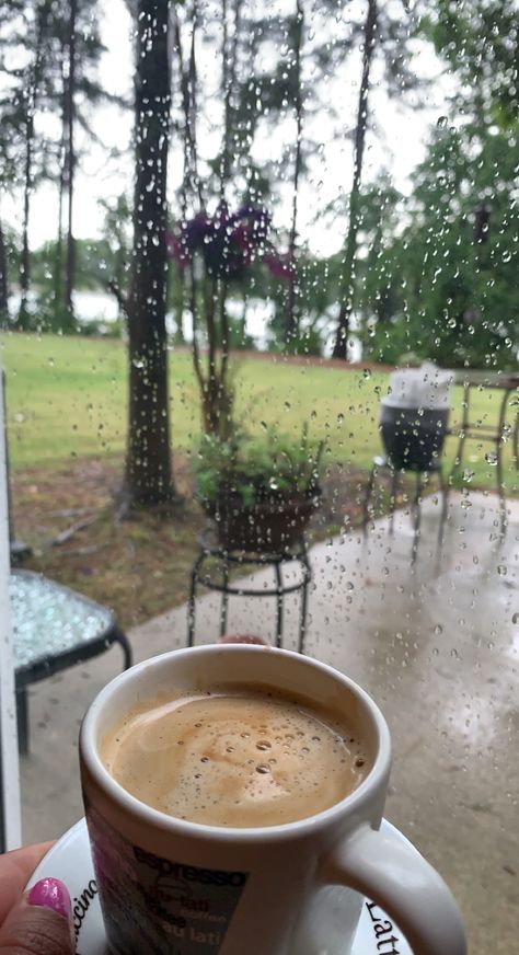 Rain Coffee, Good Morning Rainy Day, Comfy Aesthetic, Rain And Coffee, Cozy Rainy Day, Rainy Day Aesthetic, Instagram Ideas Post, Coffee Photography, Mood Instagram