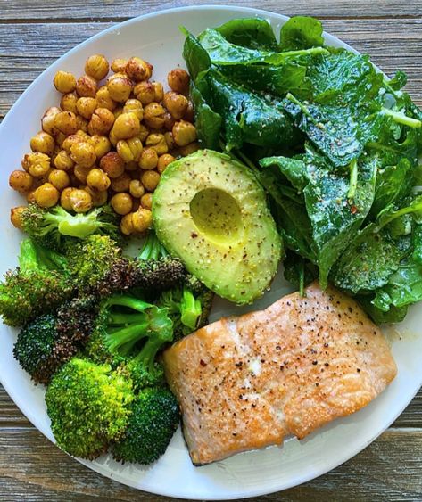 Oven Salmon, Kito Diet, Pescatarian Diet, Diet Recipes Easy, Summer Recipes Dinner, Free Keto Recipes, Roasted Broccoli, Roasted Chickpeas, No Carb Diet