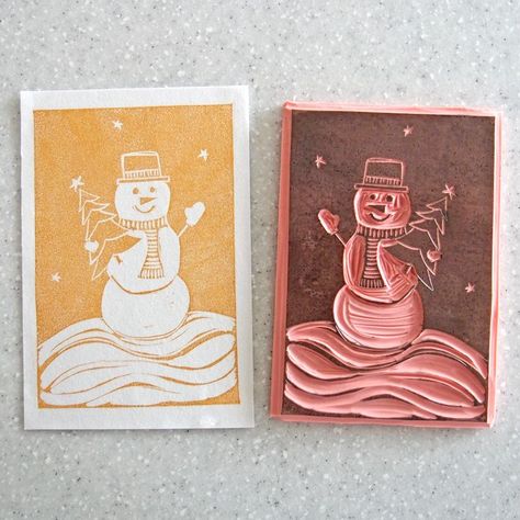 Snowman card design done in linocut and printed with Tsukineko's Delicata ink in Golden Glitz. Really happy with the way this cam out. Cheers! Diy Stamps, Lino Art, Print Christmas Card, Linocut Printmaking, Linoleum Print, Hand Carved Stamps, Linocut Art, Relief Printing, Fabric Cards