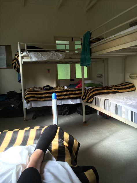 New place, New hostel Hostel Travel Aesthetic, Hostel Astethic, Hostels In Europe, Hostel Life Aesthetic, Hostel Room Aesthetic, Hostel Aesthetic, Aesthetic Hostel Room, Hostel Friends, Travel Hostel