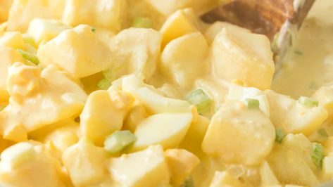 Amish Potato Salad (Old-Fashioned) - Casserole Crissy Amish Potato Salad Recipe, Amish Potato Salad, Amish Potato Salads, Loaded Potato Salad, German Cucumber Salad, Picnic Potluck, Best Potato Salad Recipe, Homemade Potato Salads, Potato Salad Recipe Easy