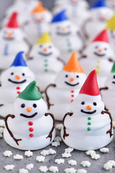 Cheerful Snowman Meringue Cookies are crunchy, airy, melt in your mouth treats. Place in a mug of hot chocolate to make a melting snowman! Snowman Meringue Cookies, Snowman Meringue, Christmas Meringue Ideas, Meringue Snowman, Meringue Designs, Cute Meringue Cookies, Meringue Cookies Christmas, Christmas Meringue Cookies, Christmas Meringue