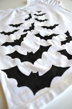 DIY Halloween Shirt Bat Bleach Shirt, Bat Stencil, Diy Halloween Shirts, Freezer Paper Stenciling, Paper Bat, Bat Shirt, Shirt Tutorial, Diy Shirts, Freezer Paper