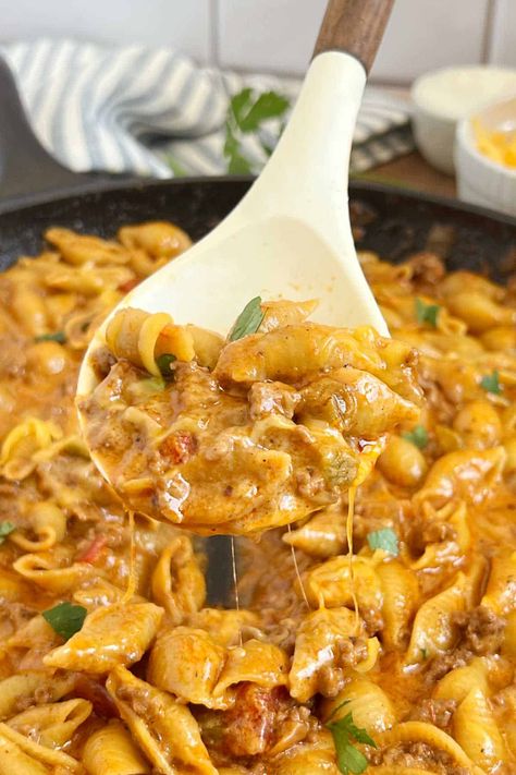 This quick and easy one pot taco pasta recipe is perfect for busy weeknights. With ground beef, tender pasta and plenty of cheese, this 30-minute meal is sure to become a family favorite. Taco Helper Homemade, Ground Beef Taco Pasta Recipes, Taco Pasta Bake Cream Cheese, Easy Dinner Recipes With Ground Beef Pasta, Hamburger Meat Recipes Taco, Quick Pasta Recipes Ground Beef, Velveeta Pasta Ground Beef, Crunchy Taco Hamburger Helper, Cheese Burger Pasta Recipes