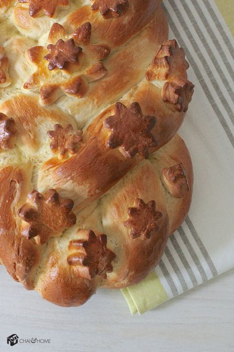 The 10 Most Beautiful Challah on Pinterest | Kitchn Making A Ring, Flower Cookie, Savory Bread, Challah Bread, Jewish Recipes, Jewish Holidays, Rosh Hashanah, Challah, Pumpkin Chocolate