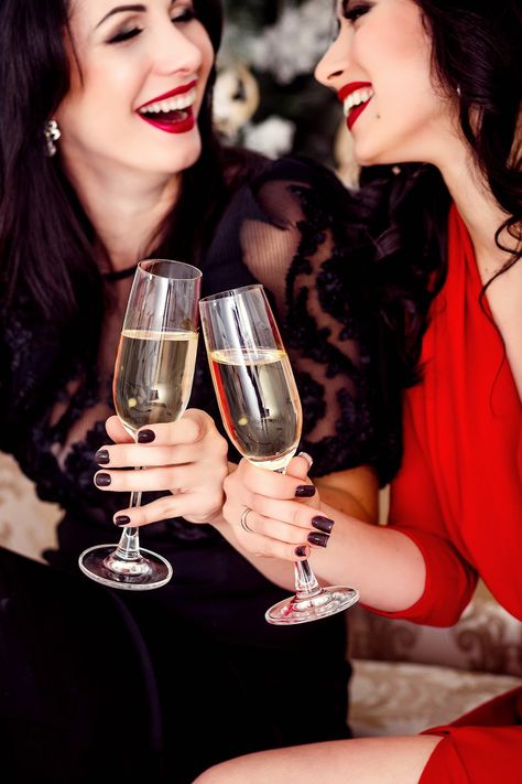 Champagne Photography Woman, Scene Friends, Fairy Light Photography, Women Drinking Wine, Champagne Drinks, Friendship Photoshoot, Night Bar, Cocktail Photography, Sisters Photoshoot