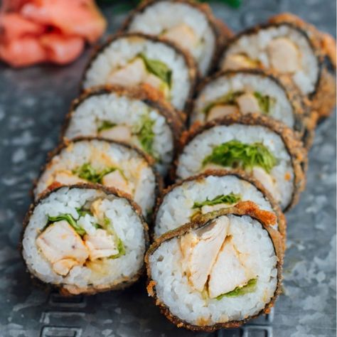 La cocina asiática nos encanta, y el sushi en sus diferentes versiones. El maki concretamente es el rulo de arroz enrollado en una alga nori, que en esta receta vamos a pasar por tempura y freír para obtener un exterior crujiente muy fino, tan característico de la cocina japonesa. Vamos a versionar la receta y en lugar de rellenar con atún o salmón, vamos a utilizar pechuga de pollo de corral. ¡Manos a la obra! Tempura Sushi, Maki Sushi, Sushi Sushi, Meals Recipes, How To Make Sushi, Sushi Rolls, Tempura, Healthy Meals, Healthy Food