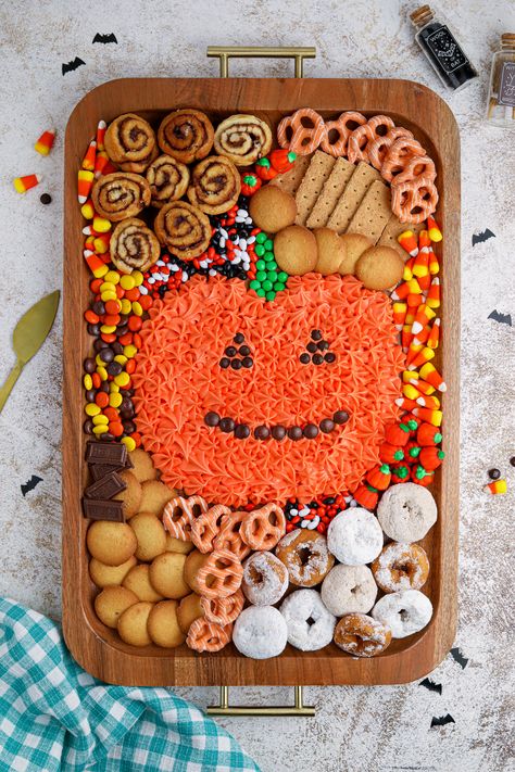 Make your Halloween party one to remember with this easy pumpkin frosting board featuring homemade orange frosting and fun dippers! Halloween Desserts Board, Halloween Icing Board, Halloween Frosting Board, Halloween Dessert Boards, Halloween Buttercream Board, Frosting Boards, Buttercream Boards, Frosting Board, Buttercream Board