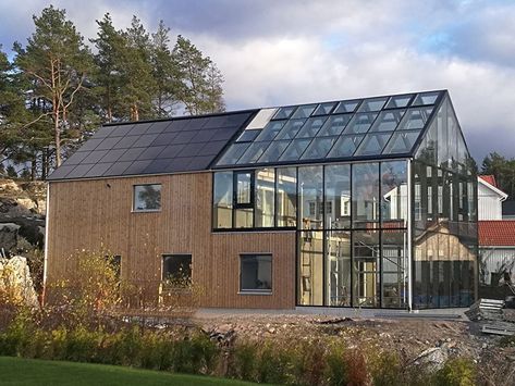 Garden Glass Room, Dröm Hus Planer, Modern Wooden House, Home Designs Exterior, Home Greenhouse, Glass Room, House In Nature, Glass Roof, Earthship