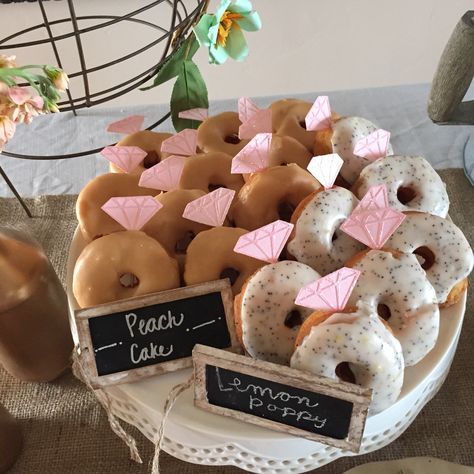 Bridal Shower Ideas Donut, Bridal Shower Donut Theme, Mini Bridal Shower Ideas, Bridal Food Ideas, Bachelorette Snacks, Bridal Shower Snacks, Bachelorette Food, Garden Engagement Party, Bridal Shower Treats