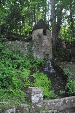 3) Located in Rock Island State Park, the Spring Castle is actually a large spring house, a building used as a form of refrigeration when the cotton mill on the property was running. Spring Castle, Travel Tennessee, Rock Island State Park, Kentucky Vacation, Tennessee Road Trip, American Castles, Alabama Vacation, Gatlinburg Vacation, Cotton Mill