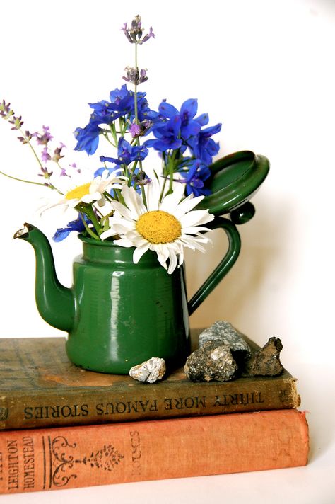 Teapot Bouquet, Flower Teapot, Cute Teapot, Event Centerpiece, Flower Vase Arrangements, Vintage Enamelware, Flower Arrangements Diy, Beautiful Flower Arrangements, Pretty Plants