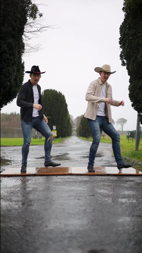 Two brothers Irish stepdancing to Beyoncé's country hit 'Texas Hold 'Em' is pure delight - Upworthy Classroom Windows, Black Female Artists, Texas Hold Em, Irish Step Dancing, Country Hits, Country Song, Music Sing, Dance Steps, Texas Holdem