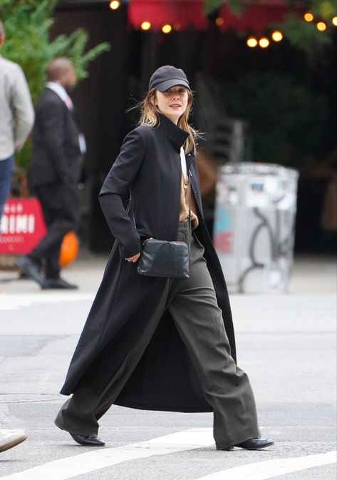 Celebrity Winter Coat, Elizabeth Olsen Street Style, Elizabeth Olsen Style, Elizebeth Olsen, Olsen Sister, Lizzie Olsen, Lovely Fashion, Marvel Women, Autumn Outfits