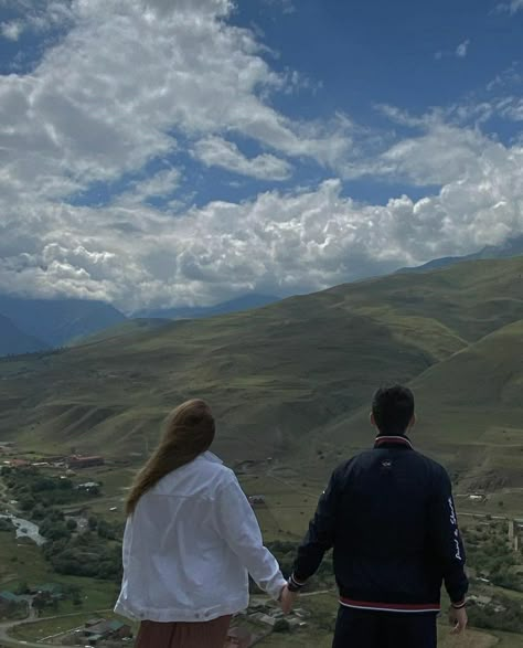 Couple Mountain Pictures, Hiking Pose, Hiking Date, Outfits Granola, Indigo Ridge, Aesthetic Outfit Men, Hiking Outfit Ideas, Beach Waterfall, Devney Perry